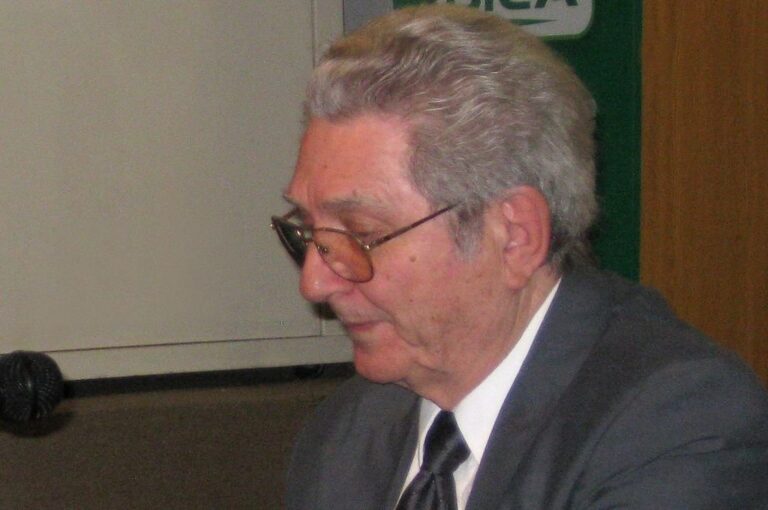 Fue fundador de ERA (Escritores Rafaelinos Agrupados); además tuvo a su cargo la dirección artística de LT 28 Radio Rafaela hasta obtener su jubilación. Durante la década del 90 se desempeñó como Secretario de Cultura de la Municipalidad de Rafaela. Archivo.
