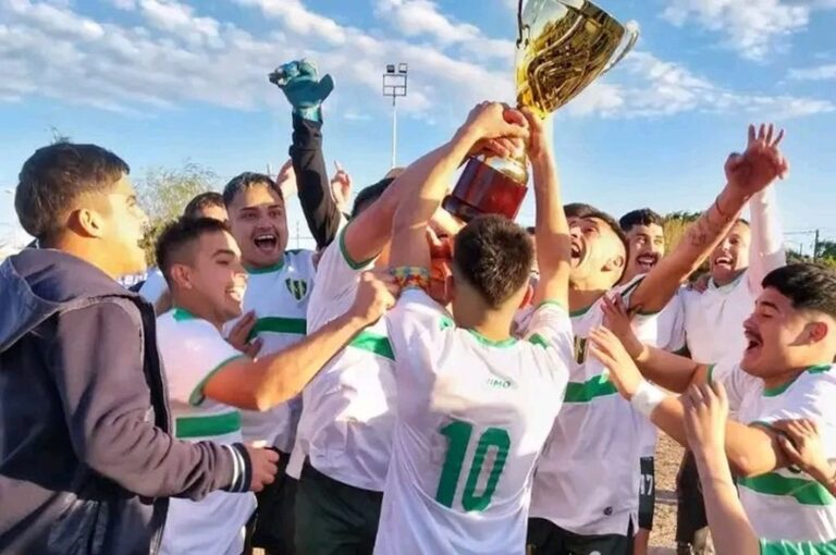 El plantel campeón festeja su ascenso a la elite de la LPF.
