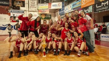 Las chicas de Tomas de Rocamora y un merecido campeonato.