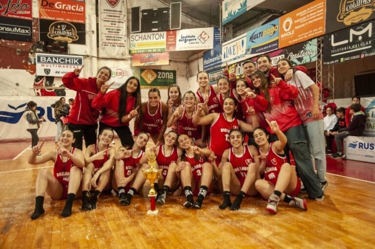 Las chicas de Tomas de Rocamora y un merecido campeonato.