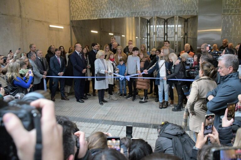 El corte de cintas del nuevo espacio para la memoria en Salta 2141 de Rosario. Gobierno de la Provincia