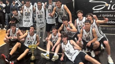 Los chicos de Estudiantes festejan el campeonato que ganaron de punta a punta.