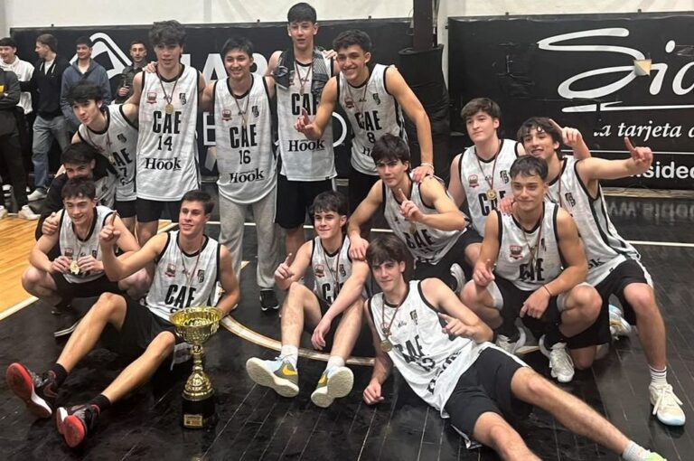 Los chicos de Estudiantes festejan el campeonato que ganaron de punta a punta.