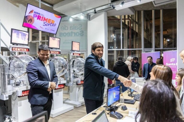 La actividad se realizó en la sala de sorteos de la Lotería de Santa Fe
