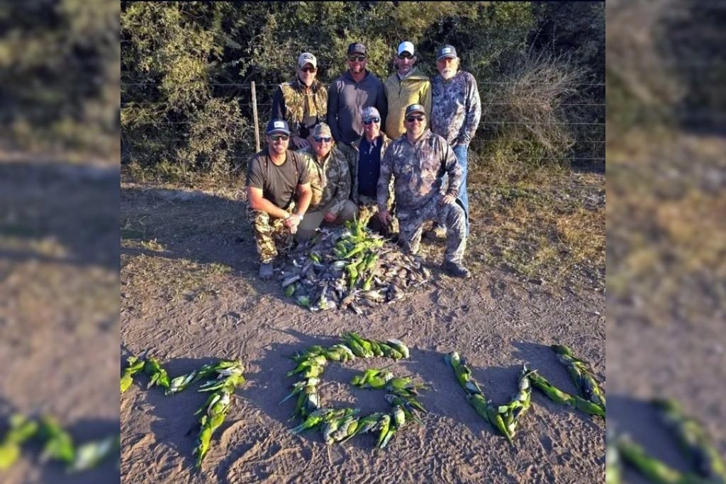 Las imágenes de los cazadores mostrando las aves circularon rápidamente por redes sociales.