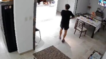 El momento en el que el ladrón entró a la casa del vecino.