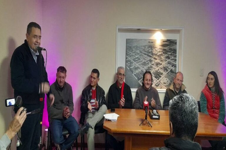 Parte de la asamblea desarrollada en la cooperativa de agua de Barrancas. Gustavo Arnese.