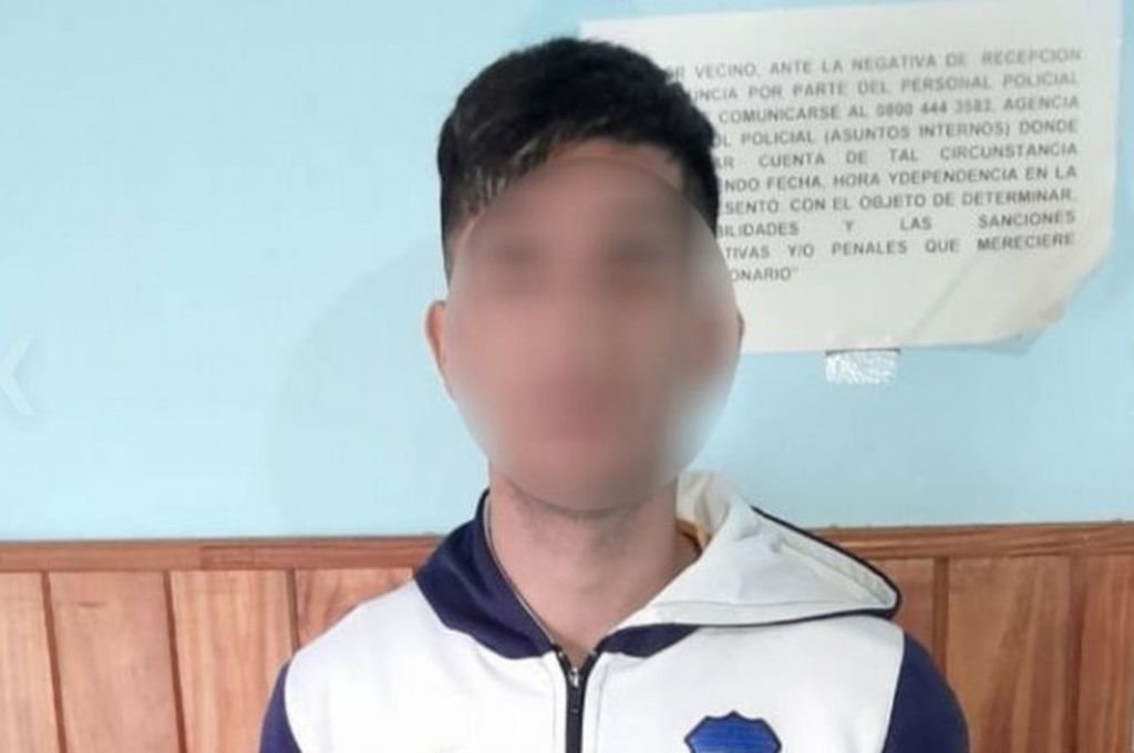 Devenido en jugador de fútbol. Tiene 27 años