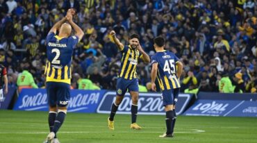 Festejan el gol los jugadores canallas. Marcelo Manera