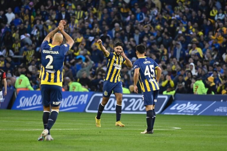 Festejan el gol los jugadores canallas. Marcelo Manera