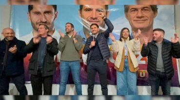 Luzzi festeja en el centro de la escena junto a Pullaro. gentileza