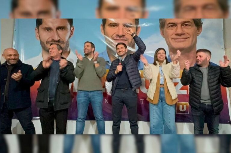 Luzzi festeja en el centro de la escena junto a Pullaro. gentileza