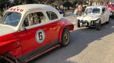 Los coches y pilotos pudieron verse y visitarse en Plaza Sarmiento.  Gentileza.