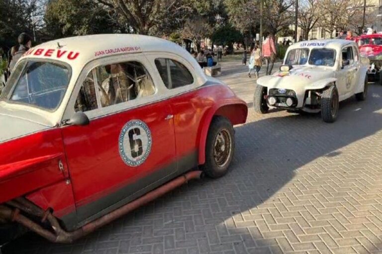 Los coches y pilotos pudieron verse y visitarse en Plaza Sarmiento.  Gentileza.