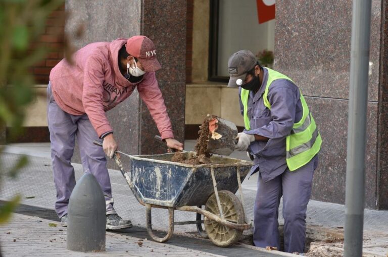 En la provincia de Santa Fe continúan siendo la construcción y la industria manufacturera las que más empleo pierden.  Archivo.