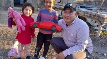 Los nenes recibieron los juguetes de manos del impulsor de la colecta solidaria. gentileza