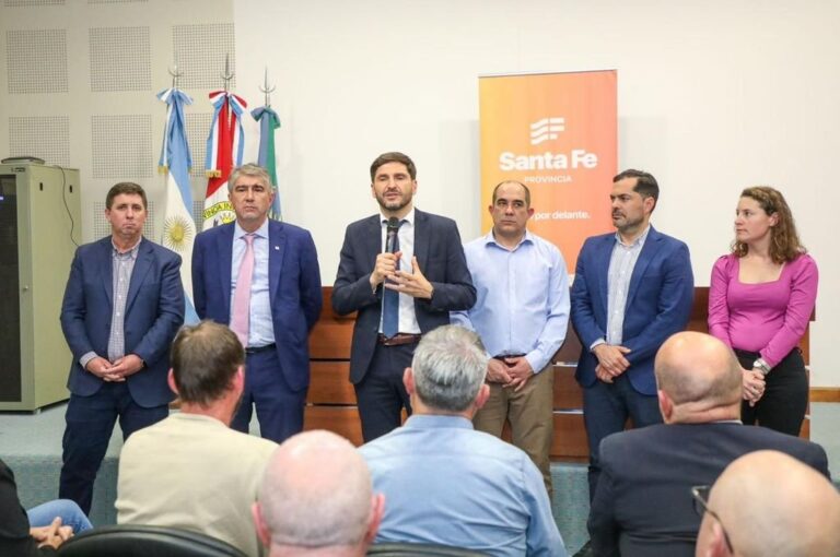 Maximiliano Pullaro firmó este jueves en Pilar convenios con diferentes localidades e instituciones del departamento Las Colonias