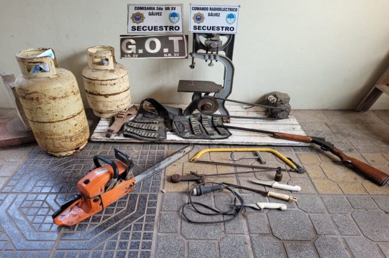 Lo secuestrado durante el operativo policial en Gálvez.   Gentileza.