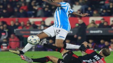 Newell's sigue en el piso no logra levantarse.  Gentileza.