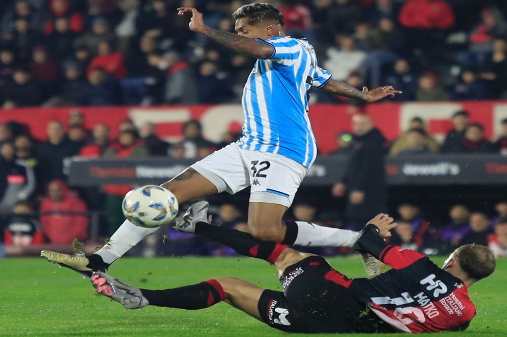 Newell's sigue en el piso no logra levantarse.  Gentileza.