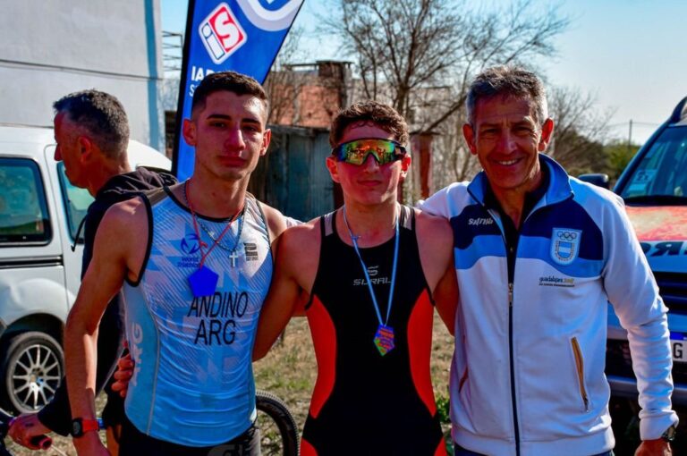 Máximo Andino y Juan Stiechr celebraron con su entrenador