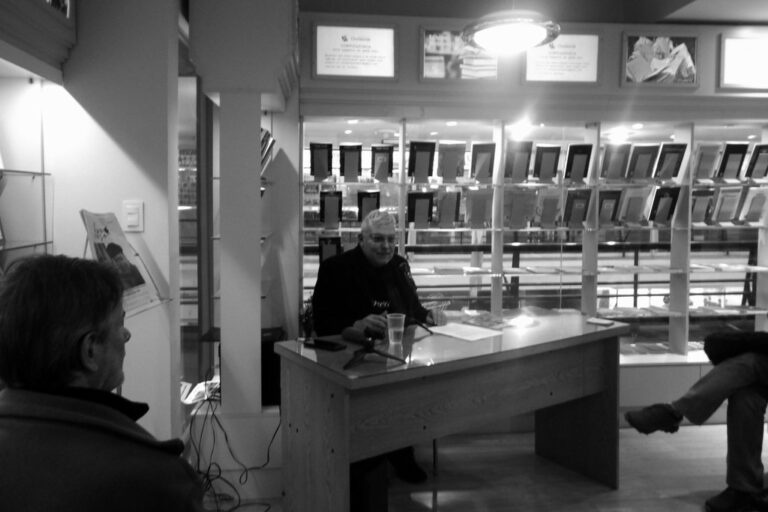 El poeta y escritor Leandro Tuntisi durante la presentación. Gisela Mesa