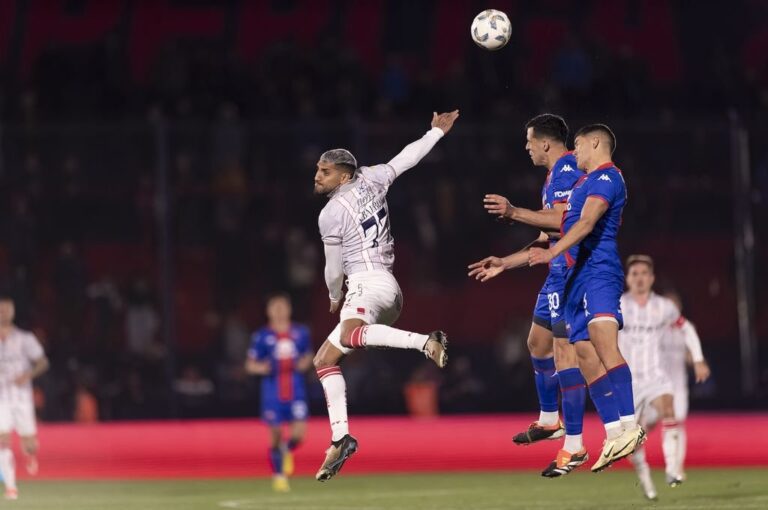 Inesperada goleada de Tigre sobre Unión. Matías Nápoli