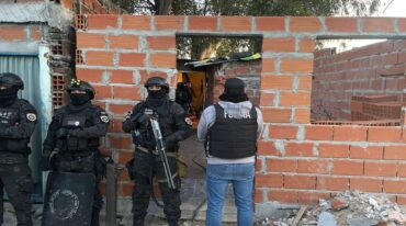 Con la colaboración de grupos de irrupción de la Policía de Santa Fe