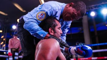 Jairo Suárez en el suelo tras el gancho a la zona del hígado que sufrió de su rival. Gentileza Boxeo de Primera