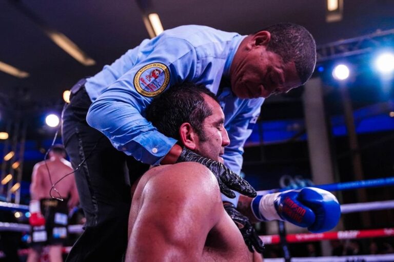 Jairo Suárez en el suelo tras el gancho a la zona del hígado que sufrió de su rival. Gentileza Boxeo de Primera