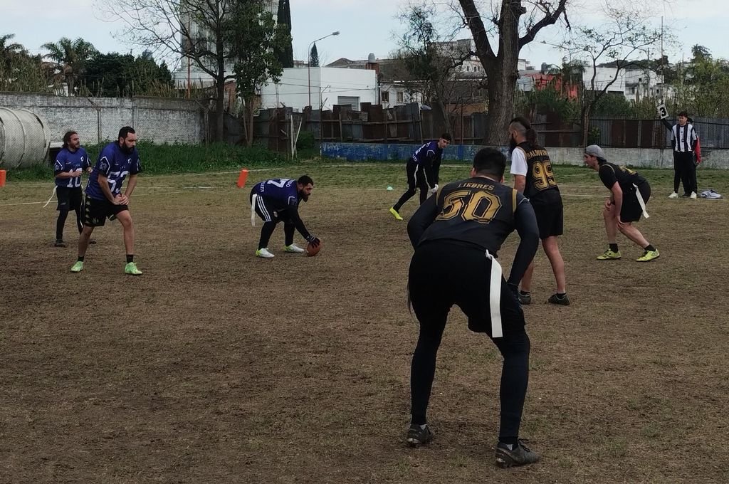 El campeonato fue de modalidad flag cinco versus cinco y Sea Waves de Mar del Plata (de azul) fue el ganador. Víctor Ludi