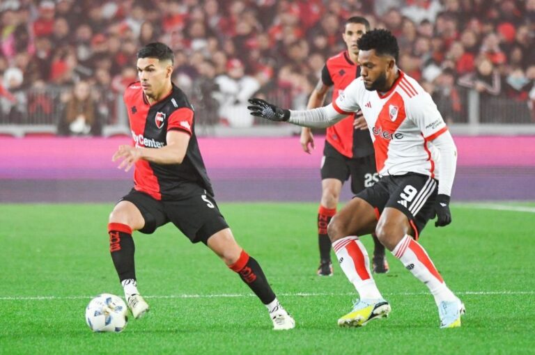 Newell's consiguió aliviar su crisis con el buen empate ante River  Gentileza.