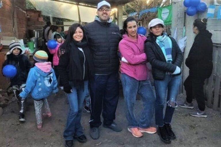 Paulo Robles Guerrero junto a algunos de sus colaboradores.