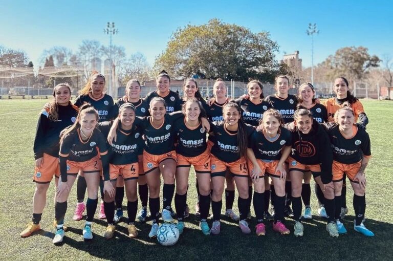 El equipo femenino de Adiur. Gentileza Prensa del club.