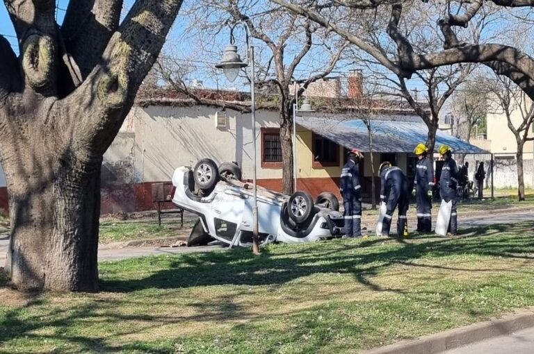 Una Renault Oroch y una Fiat Strada impactaron fuertemente.  Gentileza.