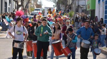 La tradicional caravana por las calles de la ciudad se concretó desde la Plaza San Martín hasta el Teatro.