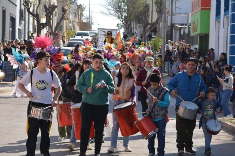 La tradicional caravana por las calles de la ciudad se concretó desde la Plaza San Martín hasta el Teatro.