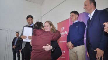 Maximiliano Pullaro encabezó este miércoles por la tarde el acto de entrega de 16 escrituras a familias de la ciudad de Santo Tomé.  Gentileza.