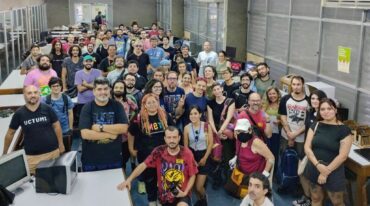 El evento está organizado por el colectivo Hackfun y nuclea a distintas personas unidas con la idea de enfrentar políticas de consumo y desterrar conceptos como el de 'basura electrónica'.  Gentileza.