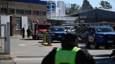 La avioneta impactó contra una columna de hormigón y quedó partida en varias partes