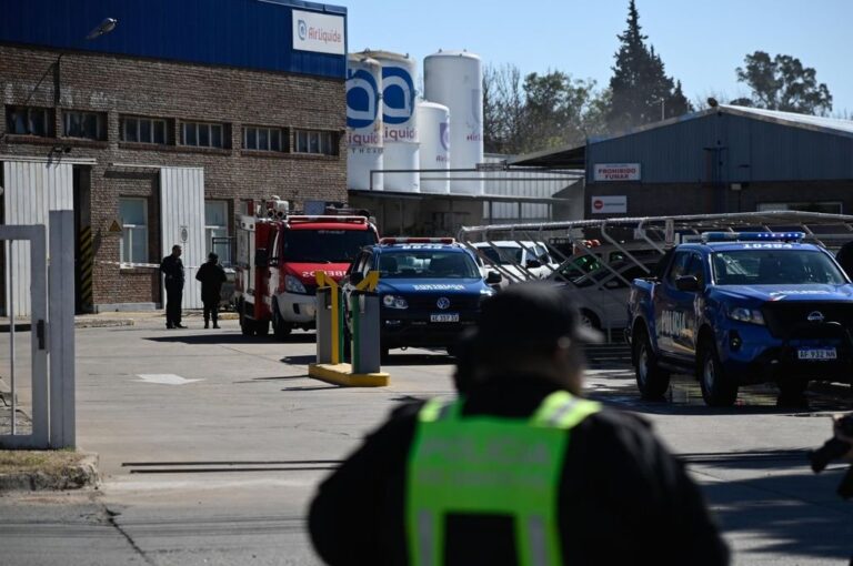 La avioneta impactó contra una columna de hormigón y quedó partida en varias partes