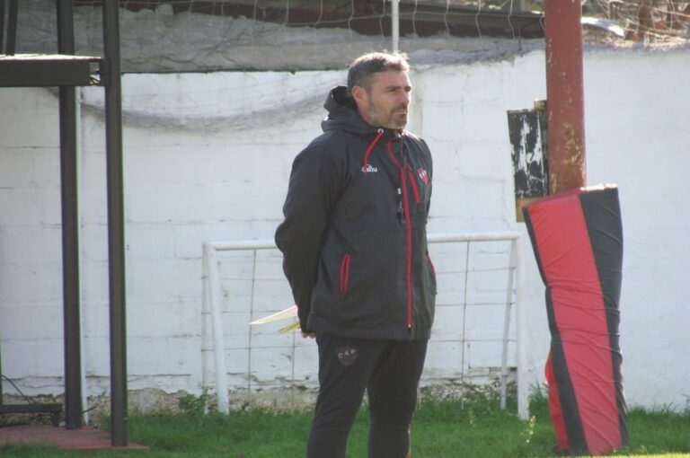 Diego Pozo buscará sumar sus primeros puntos de visitante como DT de Patronato. Gabriel Obelar