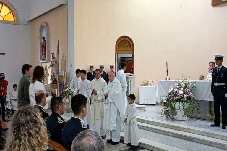 Puiggari estuvo acompañado por el párroco anfitrión