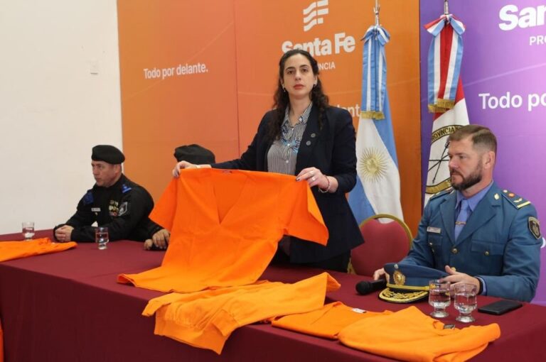Masneri indicó que 'hoy se ponen en funcionamiento los uniformes para la primera tanda de internos que considerábamos más urgentes
