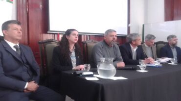 Las autoridades en el salón del Edificio Fontanarrosa