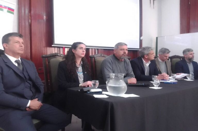 Las autoridades en el salón del Edificio Fontanarrosa