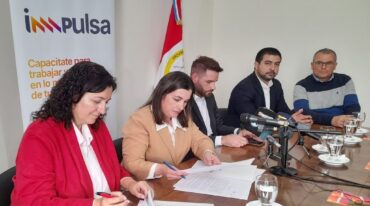 La firma del convenio fue acompañada por la presencia de autoridades locales