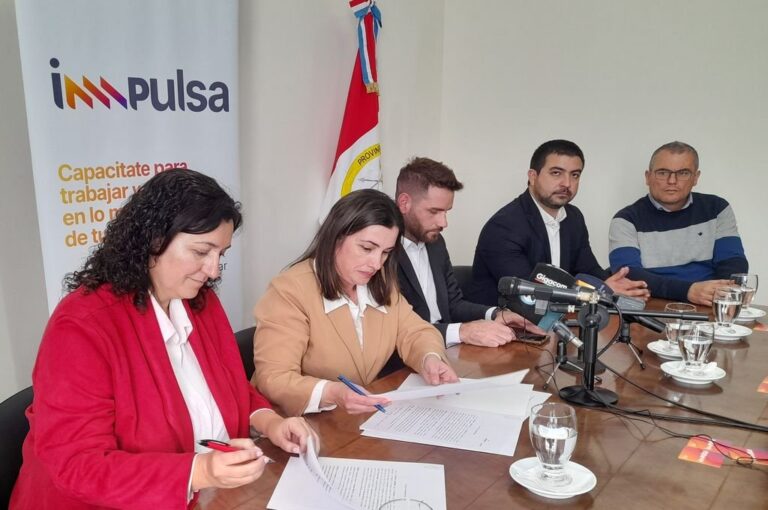 La firma del convenio fue acompañada por la presencia de autoridades locales