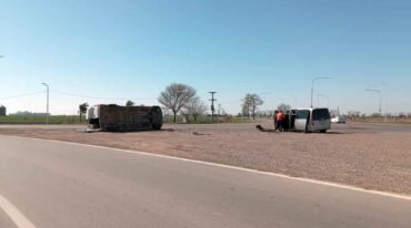 Los dos vehículos luego del choque en el cruce de las Rutas 80 y 10. gentileza Ariel Tudino