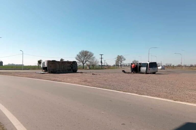 Los dos vehículos luego del choque en el cruce de las Rutas 80 y 10. gentileza Ariel Tudino